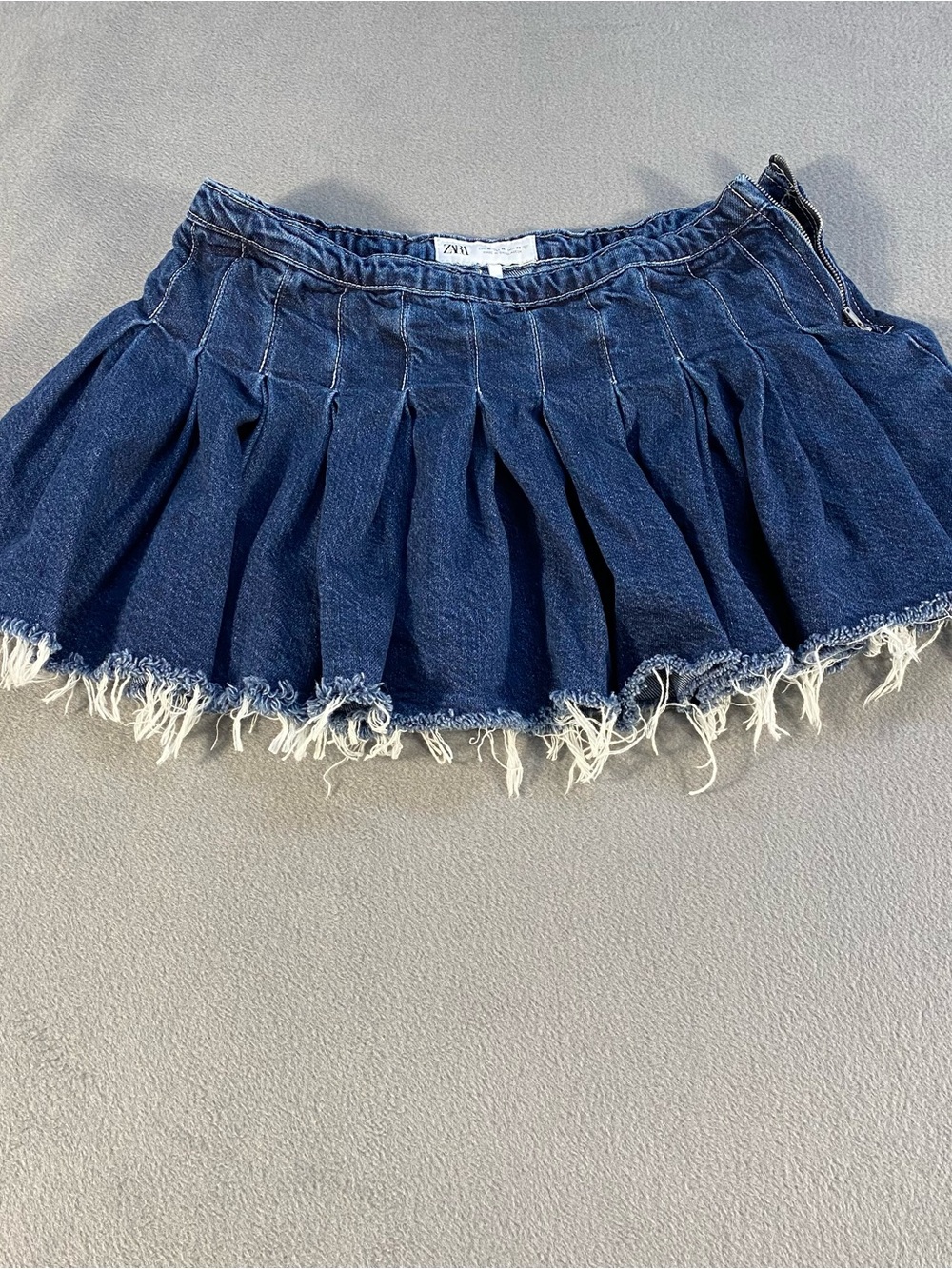 Zara women’s Dark Blue Denim Frayed Pleated Mini Skirt, side zipper, size M